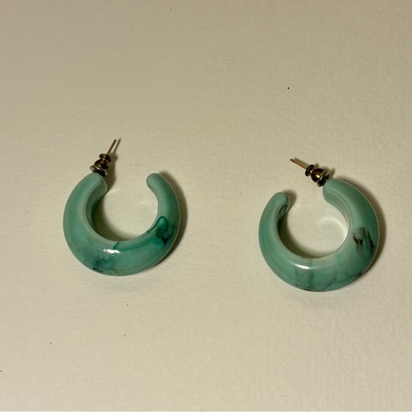 Medium loop earrings - Picture 3 of 4